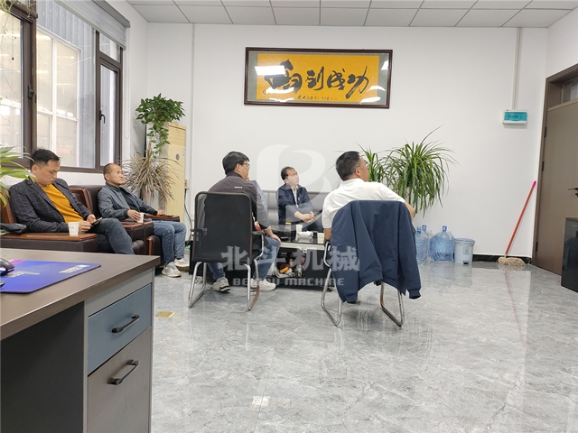 迎接韓國(guó)客戶來參觀綜合破碎機(jī)