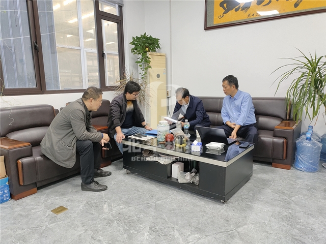 客戶實(shí)地考察,領(lǐng)略竹木粉碎機(jī)的魅力